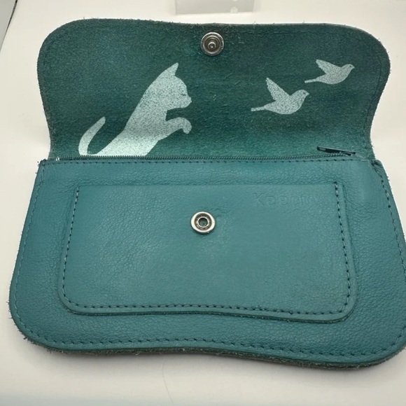 Leather Keecie wallet with a silkscreen of a cat chasing a bird on the inside - Picture 6 of 16